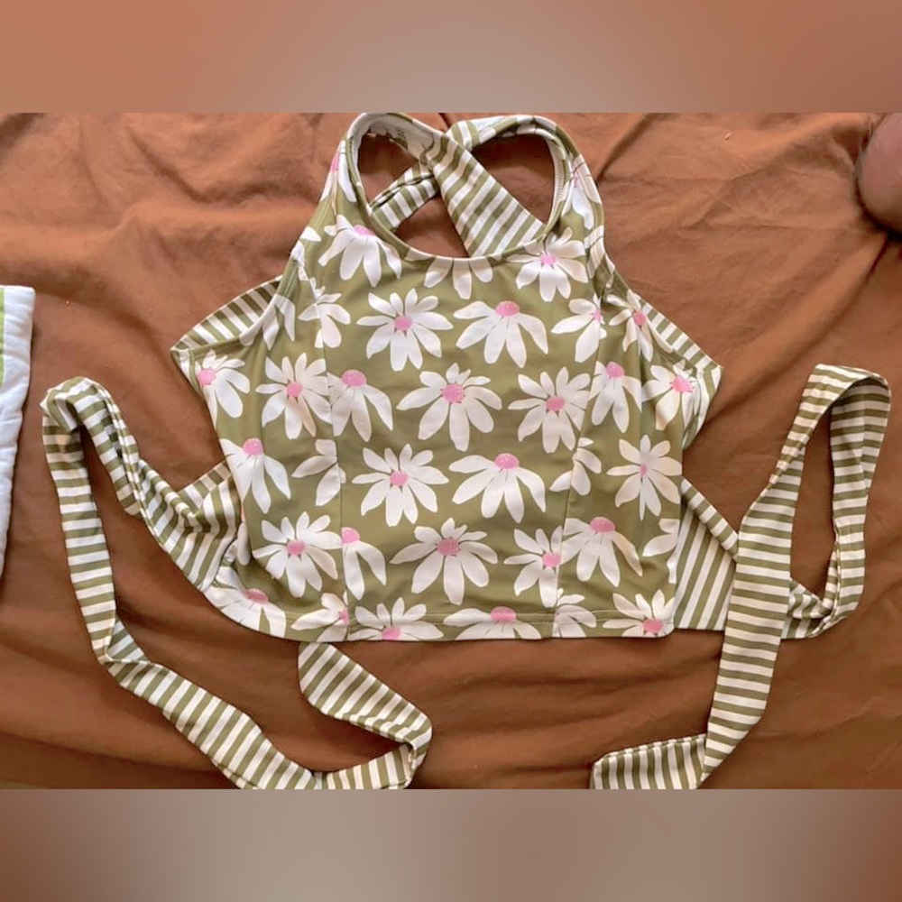 Lime Ricki daisy pattern bathing suit cross back crop top!